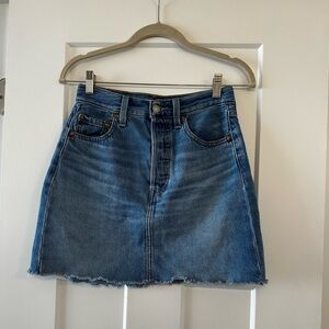 Size 25 women’s Levi’s ribcage skirt